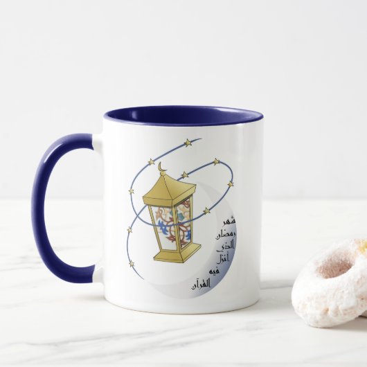 Tasse de Ramdan avec la calligraphie arabe et le (Avec donut)