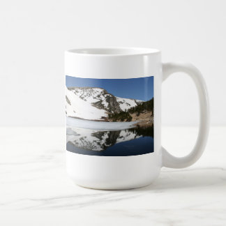 Tasse de réflexion de montagne