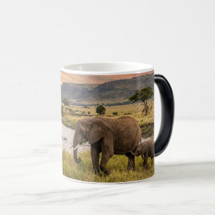 Tasse de safari africain éléphant mère et bébé