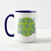 Tasse de slogan de 12 étapes Réfléchis à ce que tu (Gauche)