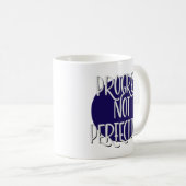 Tasse de slogan de récupération de progrès et non (Devant droit)
