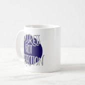 Tasse de slogan de récupération de progrès et non (Devant gauche)