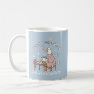 Tasse de thé de l'oie mignonne en pause