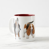Tasse de ton des chiens de basset deux (Devant gauche)