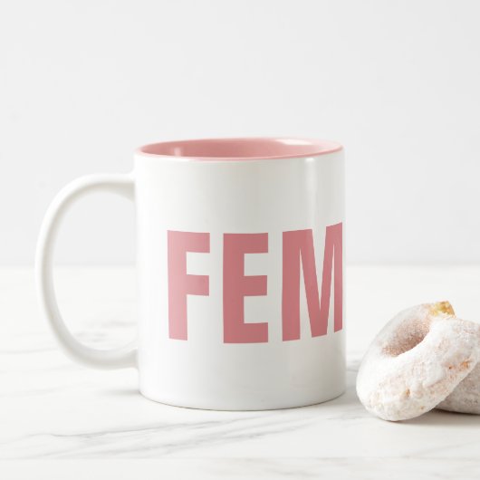Tasse de ton du FÉMINISTE deux : Rose et blanc (Avec donut)