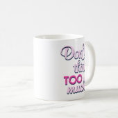 Tasse de typographie consciente - Rose 'Ne pensez (Devant droit)