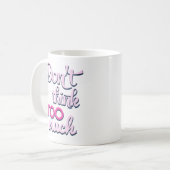 Tasse de typographie consciente - Rose 'Ne pensez (Devant gauche)