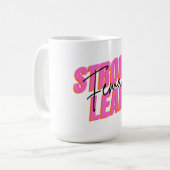Tasse de typographie d'autonomisation 'Femme forte (Devant gauche)