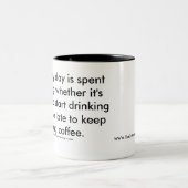 Tasse de vin ou de café. La mère dépassée en (Centre)