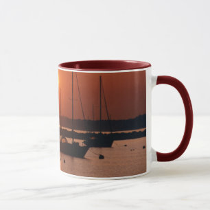 Tasse de voiliers de lever de soleil