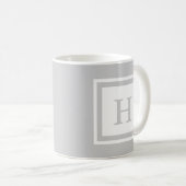 Tasse décorée d'un monogramme - gris et blanc (Devant droit)