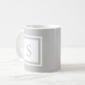 Tasse décorée d'un monogramme - gris et blanc (Devant gauche)