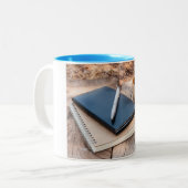 Tasse d'écriture de journal de paix et de (Devant gauche)