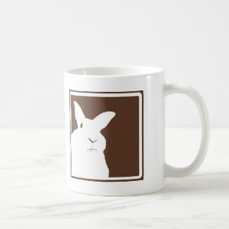 Tasse désapprobatrice Brown de lapins
