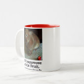 Tasse désapprobatrice de ton du lapin deux (Devant gauche)