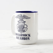 Tasse d'escadron de Monadnock (Devant gauche)