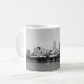 Tasse d'horizon de lac (Cleveland OH) B&W (Devant gauche)
