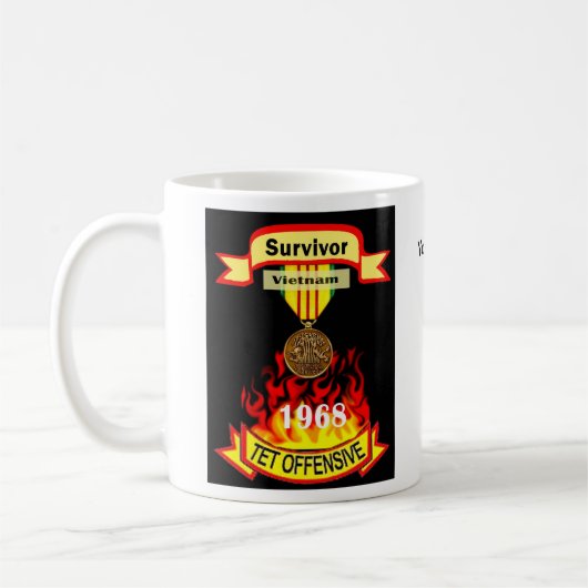 Tasse d'offensive du Vietnam Tet de survivant (Gauche)