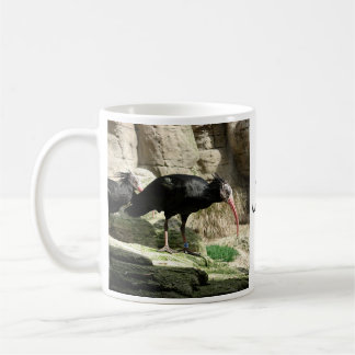 Tasse d'oiseau faite varier le pas par noir de