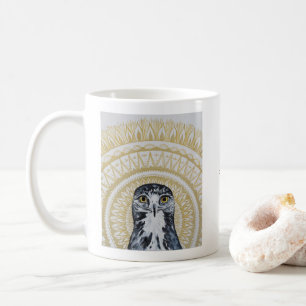 Tasse d'or de mandala de faucon