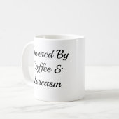 Tasse Drôle Alimentée Par Café & Sarcasme (Devant gauche)