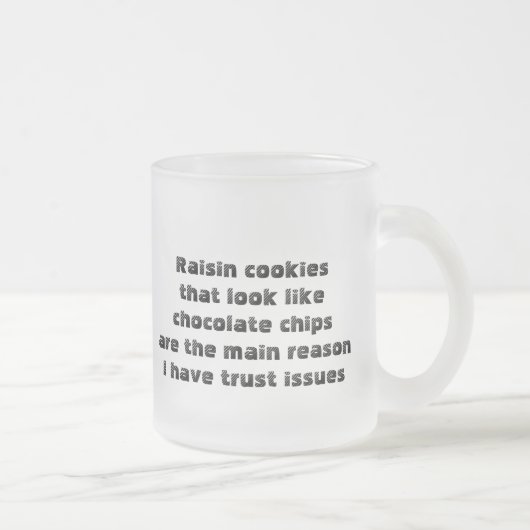 Tasse drôle au sujet des biscuits trompeurs (Droit)