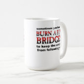 Tasse Drôle Brûler Quelques Ponts (Devant droit)