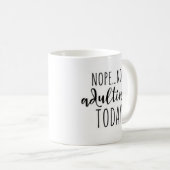 Tasse drôle d'Adulting de citation (Devant droit)