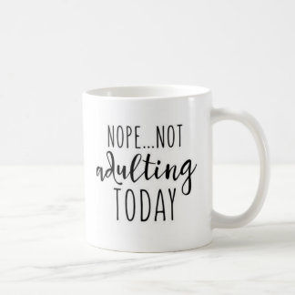 Tasse drôle d'Adulting de citation