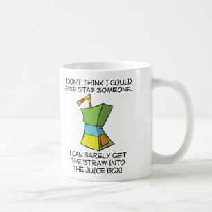 Tasse drôle de boîtes de jus poignardant