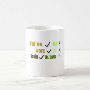 Tasse drôle de café au travail sur le cerveau acti