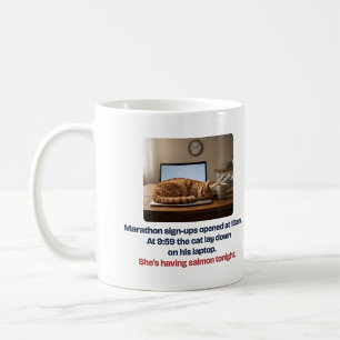 Tasse drôle de chat sur l'ordinateur portable pour