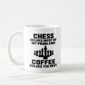 Tasse drôle de joueur de dames "Les échecs résolve (Gauche)