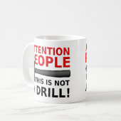 Tasse drôle d'humour Pas une alerte (Devant gauche)