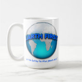 Tasse drôle Earth First -- a l'air déformé sur la (Gauche)