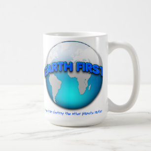 Tasse drôle Earth First -- a l'air déformé sur la