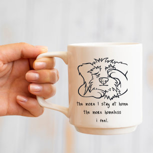 Tasse drôle pour amateur de chien restant à la mai