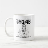 Tasse drôle stupide serein (Gauche)