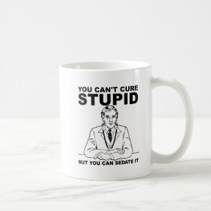 Tasse drôle stupide serein