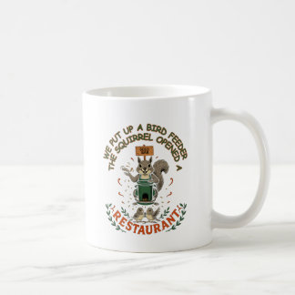 Tasse drôle : un écureuil ouvre un restaurant