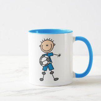 Tasse du football de garçons bleus