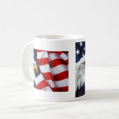 Tasse Eagle chauve nord-américain sur le drapeau (Devant gauche)