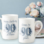Tasse En Porcelaine 90e anniversaire encourage à 90 ans Numéro floral<br><div class="desc">La tasse du 90e anniversaire, avec une formulation entièrement modifiable pour personnaliser comme vous le souhaitez, comme "heureux anniversaire [nom]" et/ou "applaudissements à 90 ans". Le design se compose du numéro 90 décoré avec des bourgeons roses, fleurs et feuillage dans les tons bleu côtier et sable. Design féminin et élégant...</div>