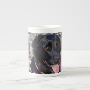 Tasse En Porcelaine Abby en fleurs - chien noir de laboratoire