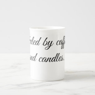 Tasse En Porcelaine Alimenté par la caféine et les bougies.