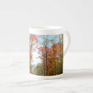 Tasse En Porcelaine Arbres d'automne et ciel bleu Photographie de la n