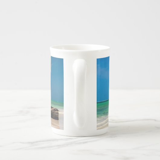 Tasse En Porcelaine Bateau de pêche traditionnel sur la plage (Dos)