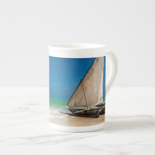 Tasse En Porcelaine Bateau de pêche traditionnel sur la plage (Devant droit)