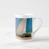 Tasse En Porcelaine Bateau de pêche traditionnel sur la plage (Droite)