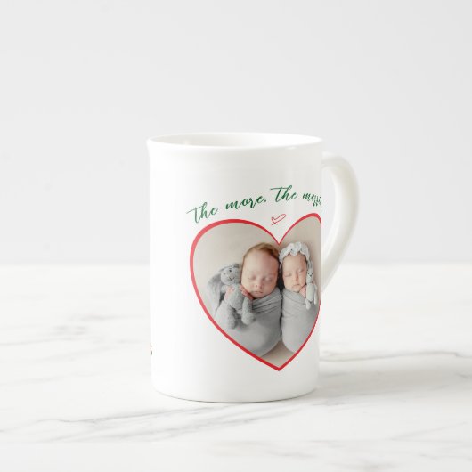 Tasse En Porcelaine Bébés jumeaux Merrier 1er Noël Grand-parent Cadeau (Devant droit)